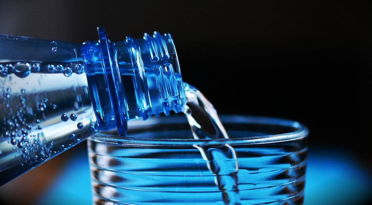 Petites bouteilles d'eau de source pour entreprises